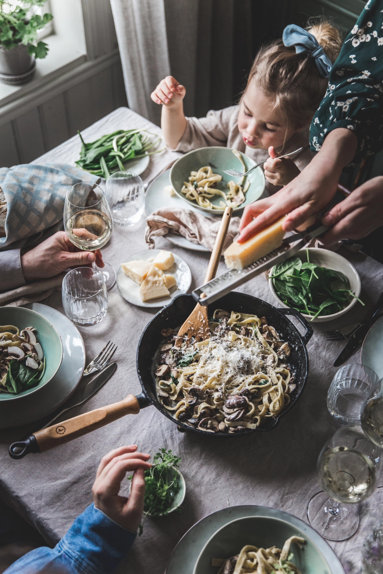Produkter, et dekket bord med en pastarett i en stekepanne
