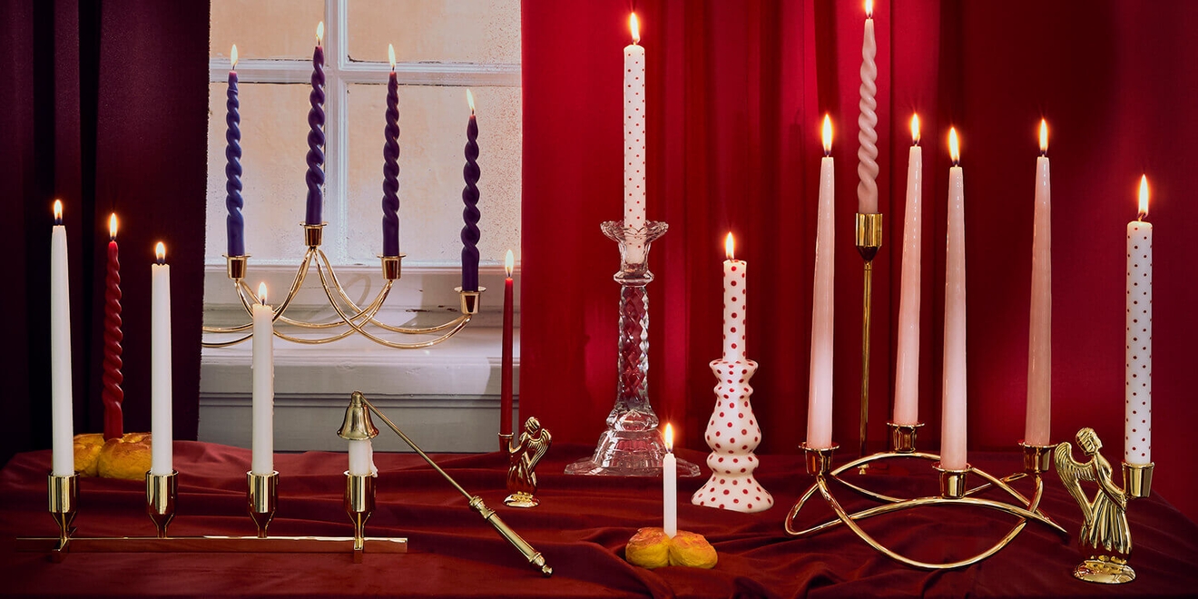 Tillbehör ljusstakar & ljuslyktor adventsljusstakar med ljus mot röd bakgrund