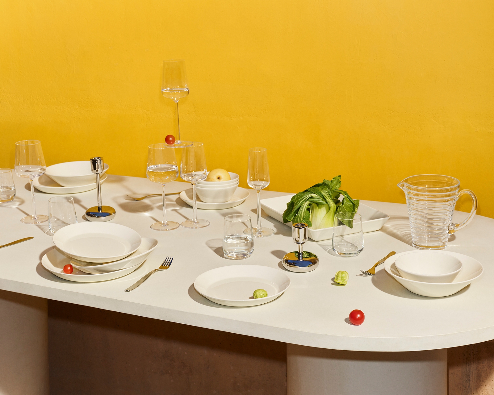 Iittala Teema, Essence, Aino Alto dukning mot gul bakgrund