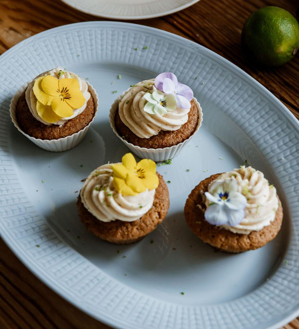 Gulrotkake muffins med brunet smør og kremostglasur