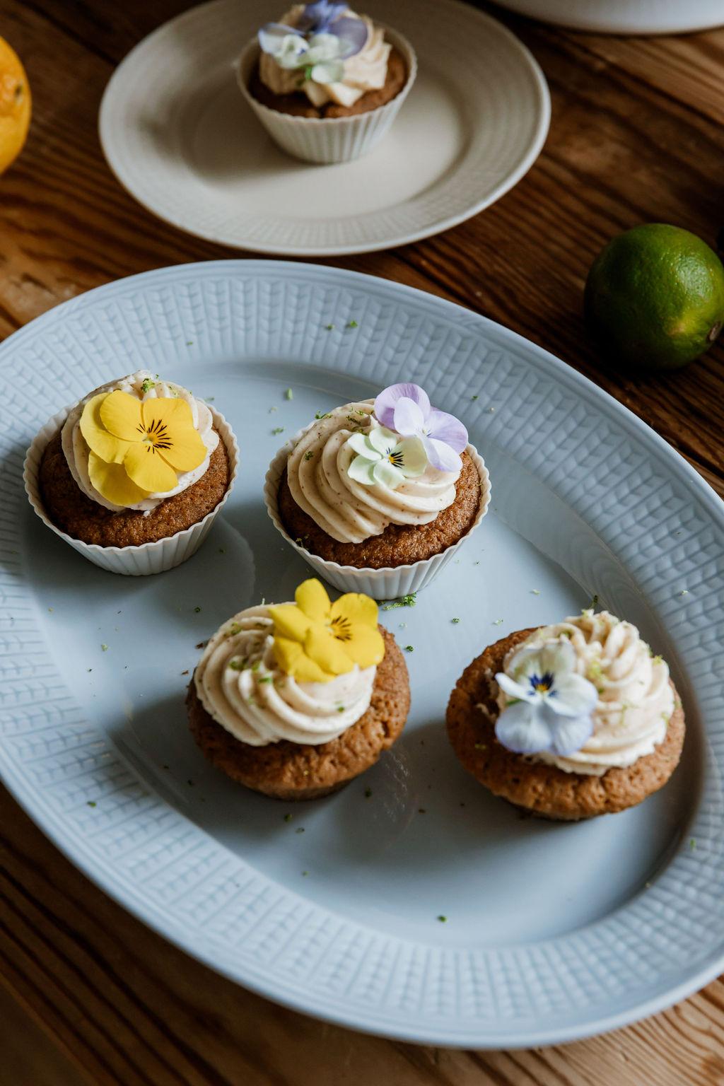 Gulrotkake muffins med brunet smør og kremostglasur