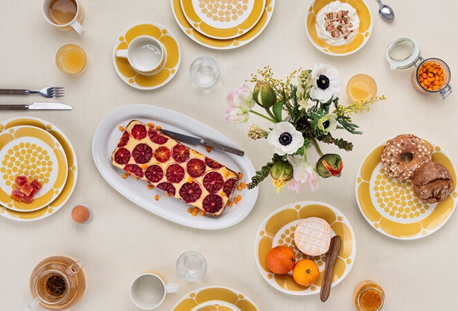 Sunnuntai från Arabia, gula och vita tallrikar med frukt
