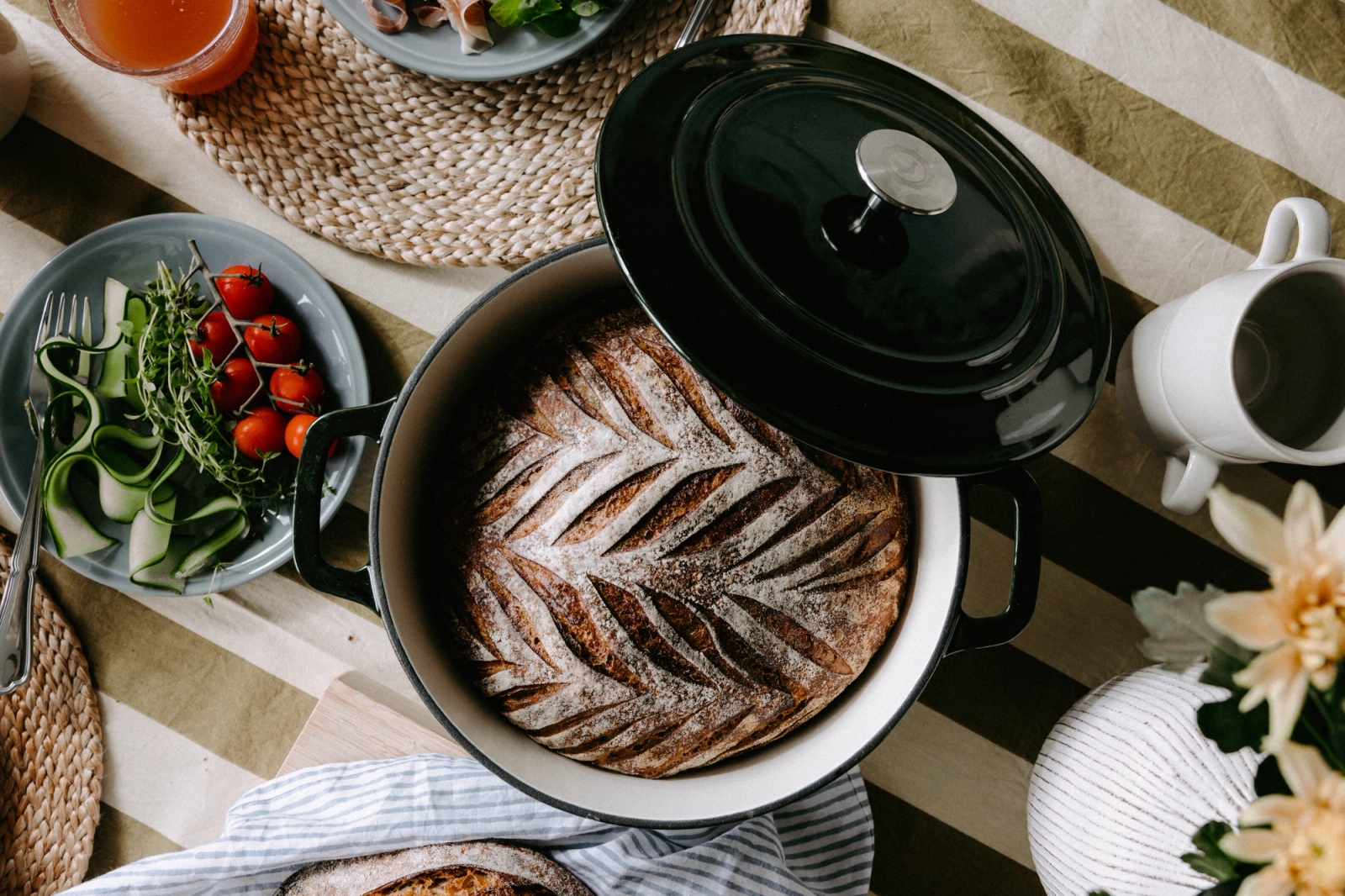 Grytor & Kastruller i svart fylld med morotsoppa