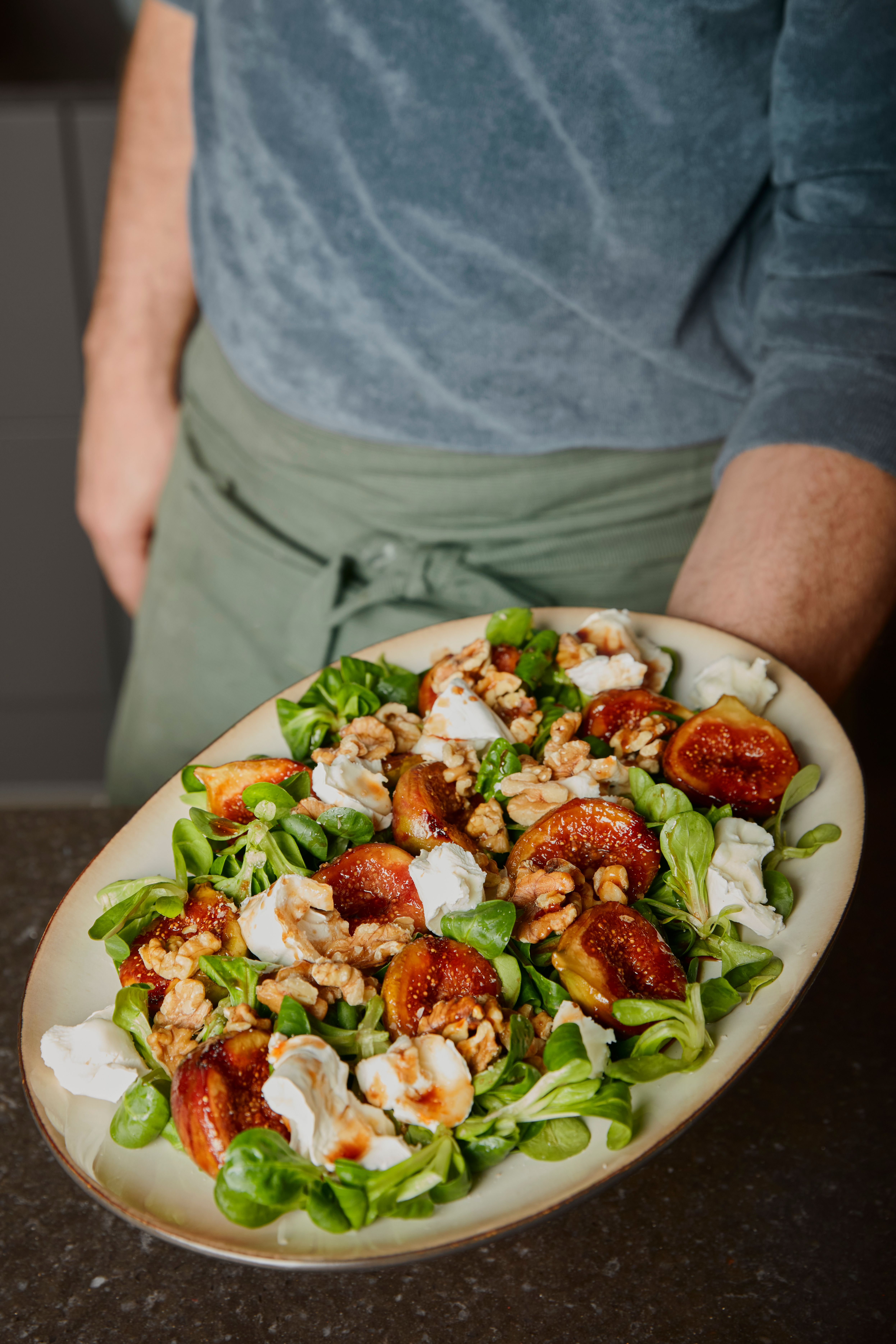 Sallad med ljumma fikon, valnötter och mâchesallad