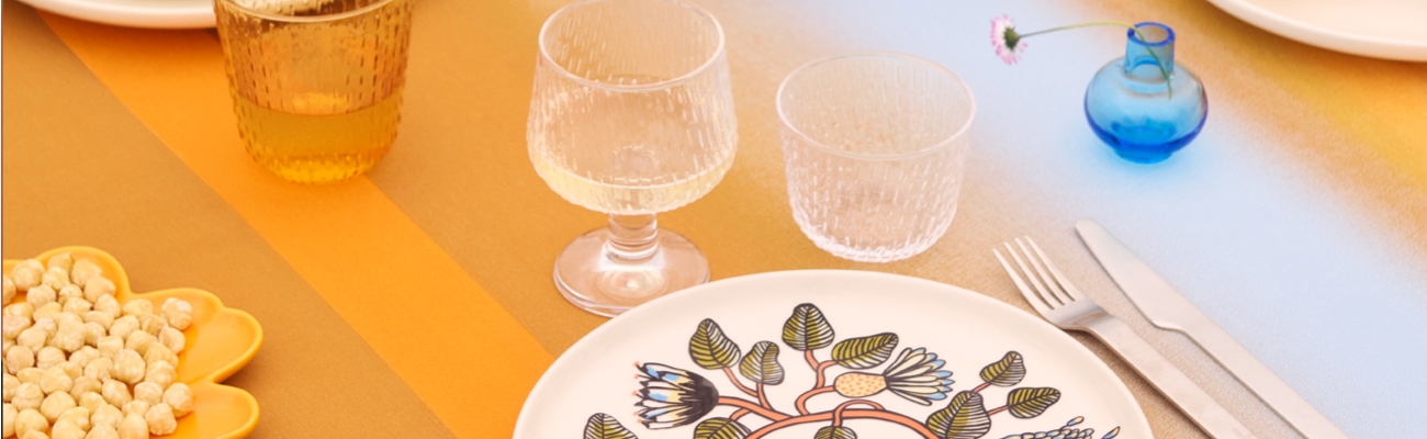 Marimekko dukning med glasen syksy och Oiva Tiara assiett