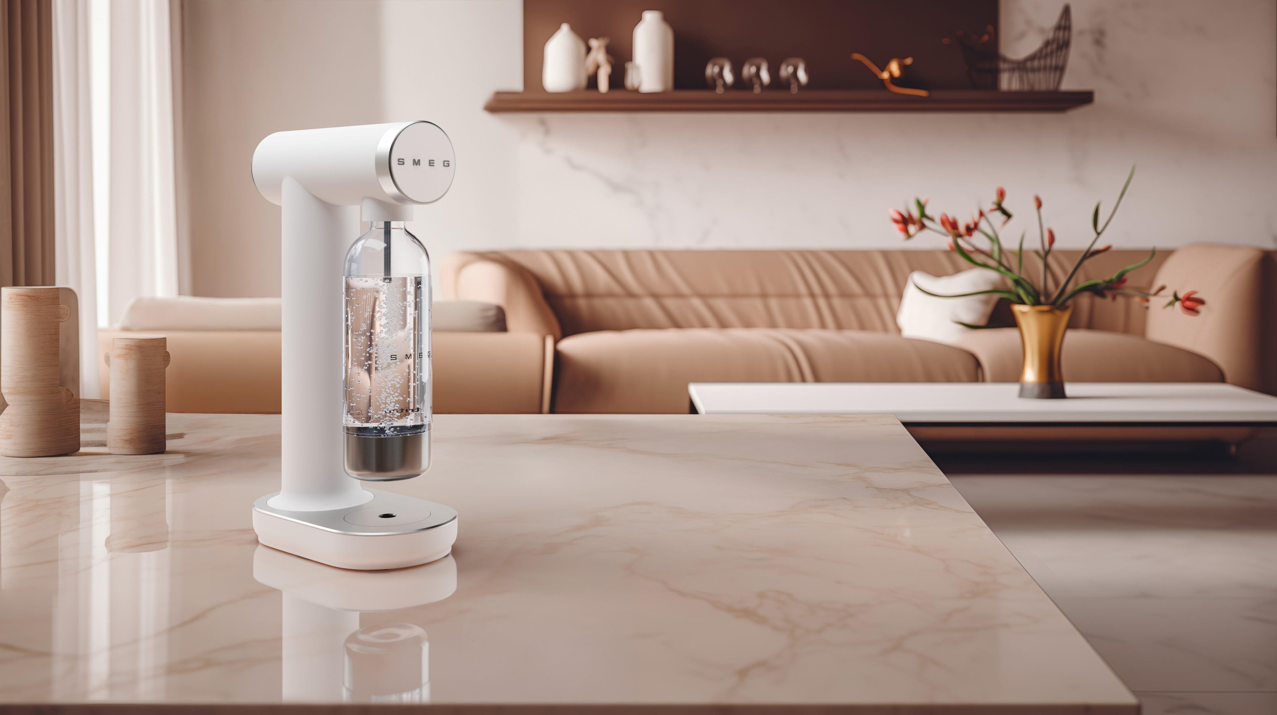 Smeg hiilihapotuslaite värissä valkoinen jossa kirkas pullo