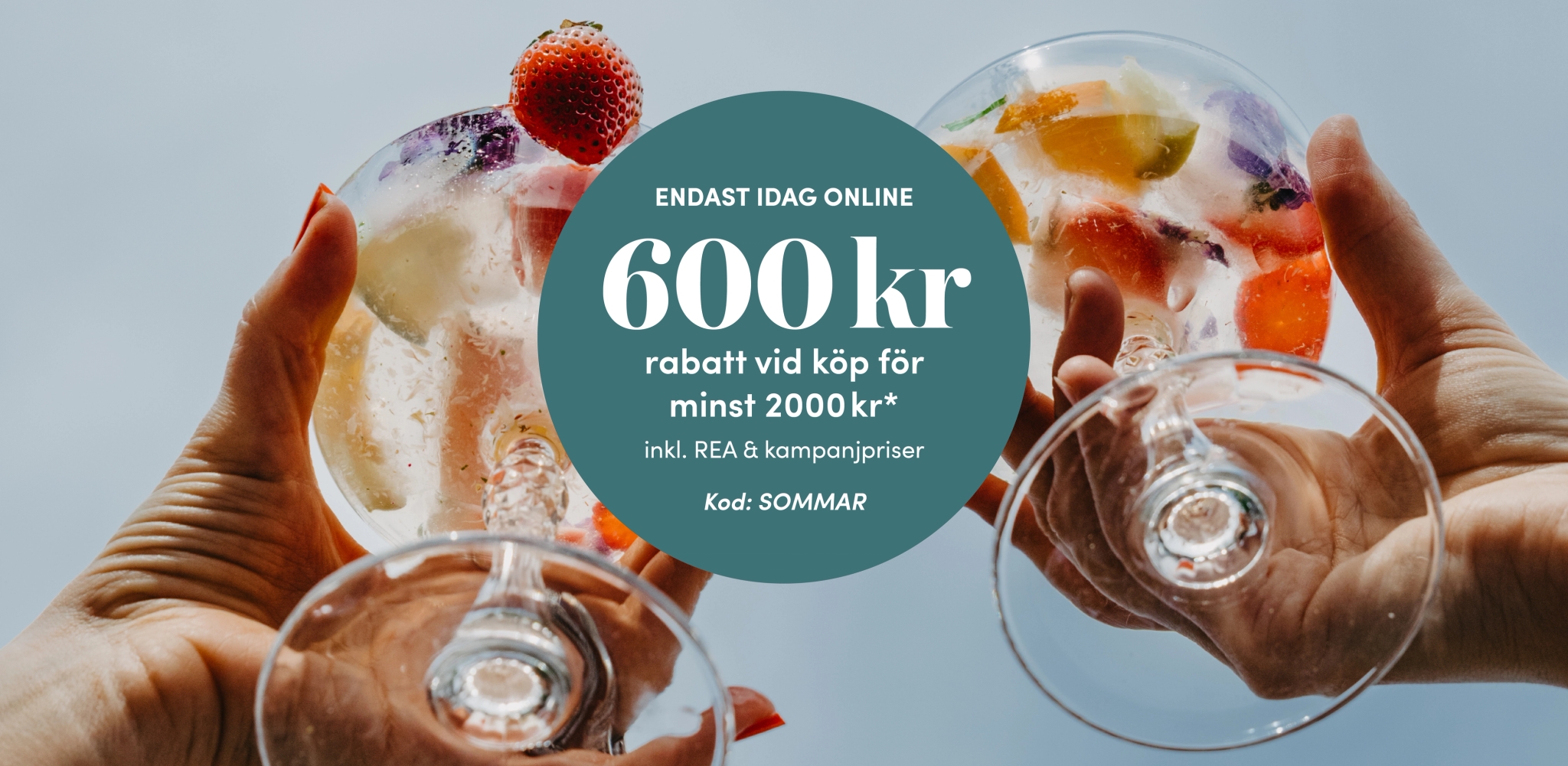Somrig kampanjbild med två glas färgglad drink och text om 600 kr rabatt vid köp online för minst 2000 kr med rabattkod SOMMAR.