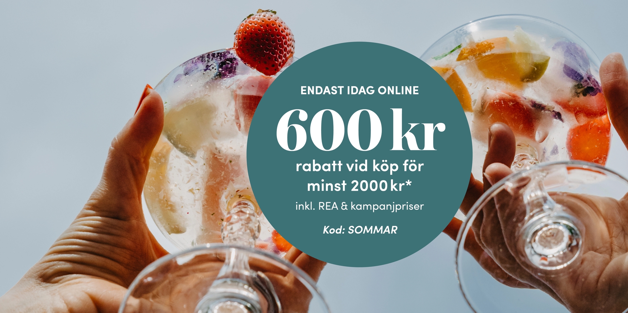 Somrig kampanjbild med två händer som skålar med fruktiga drinkar och en cirkelformad banner som visar erbjudande om 600 kr rabatt vid köp över 2000 kr online med kod SOMMAR.