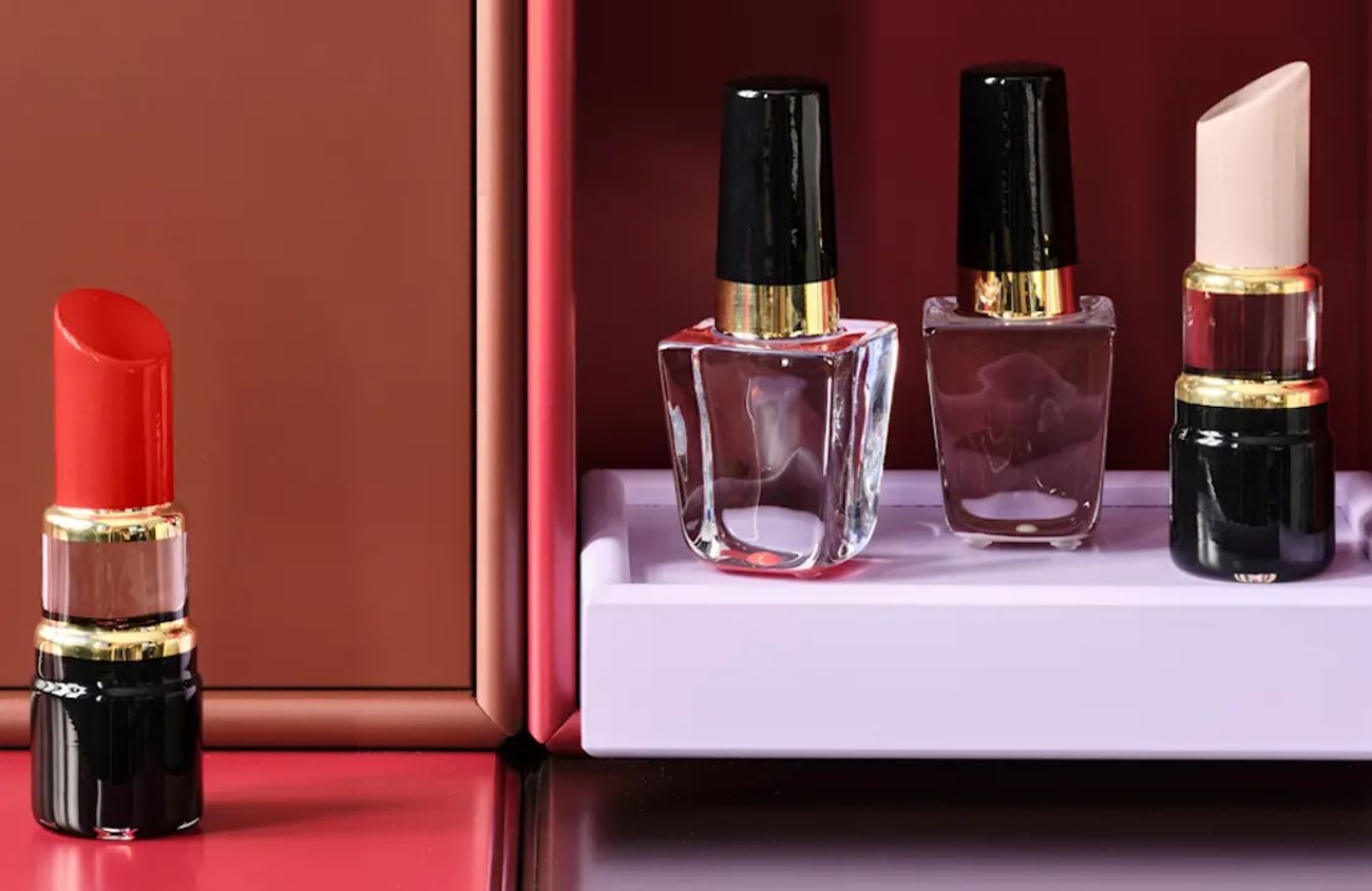 Make Up nagellack och läppstift från Kosta Boda i olika färger på en hylla