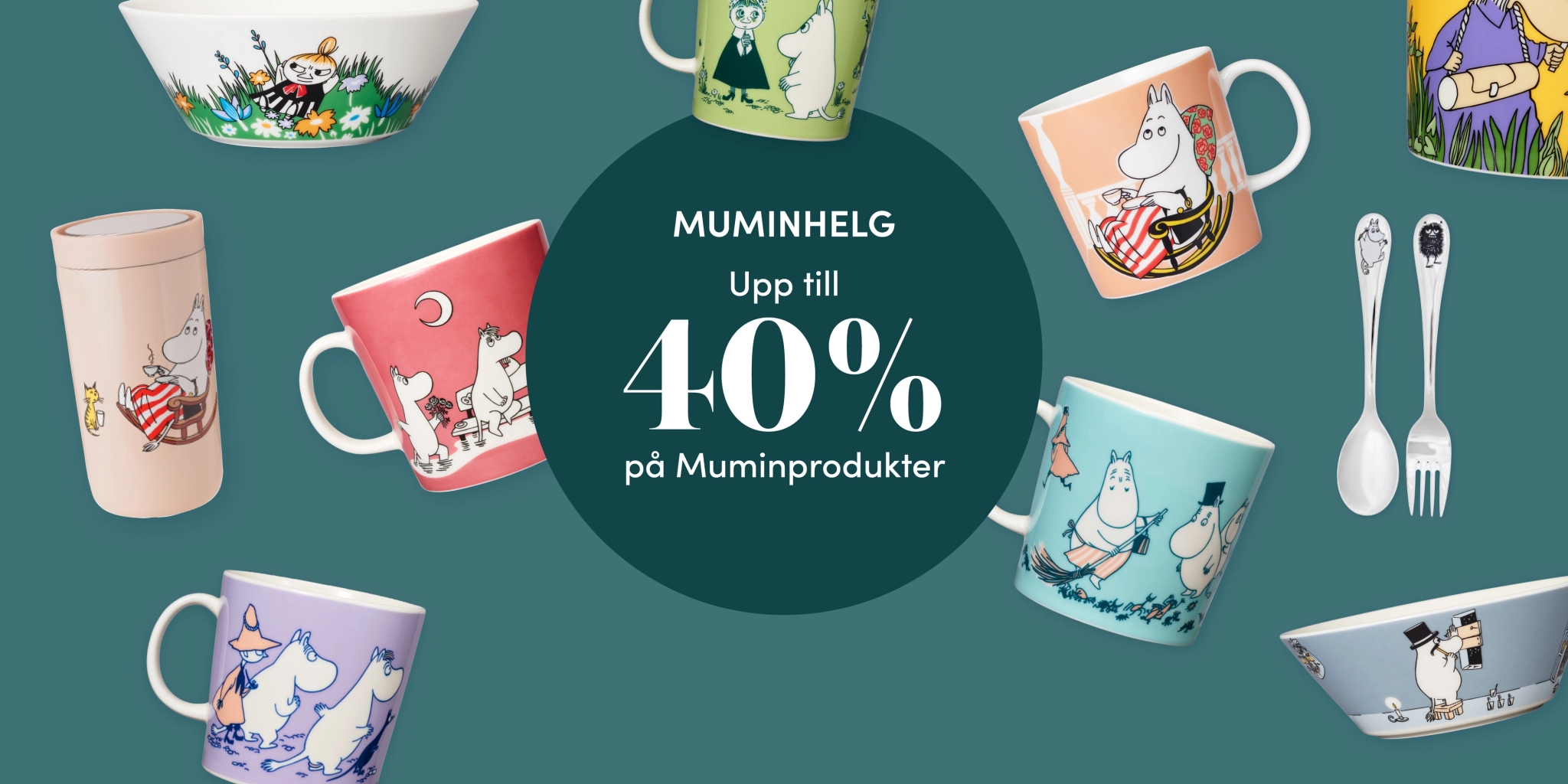 Reklambild med färgglada Muminmuggar och skålar runt texten ”Muminhelg – upp till 40% på Muminprodukter” på grön bakgrund.