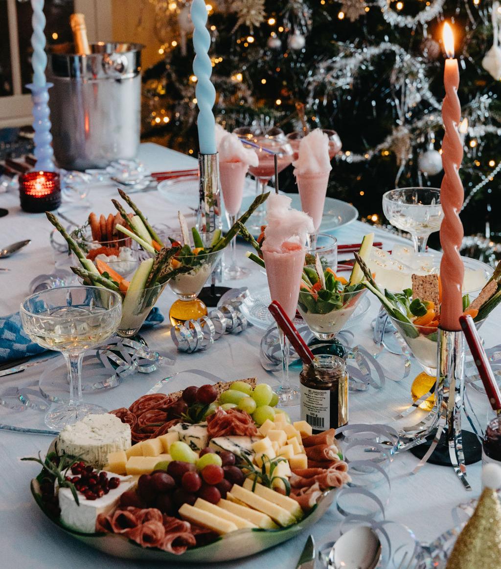 En buffé med fingermat er satt opp til nyttårsaften