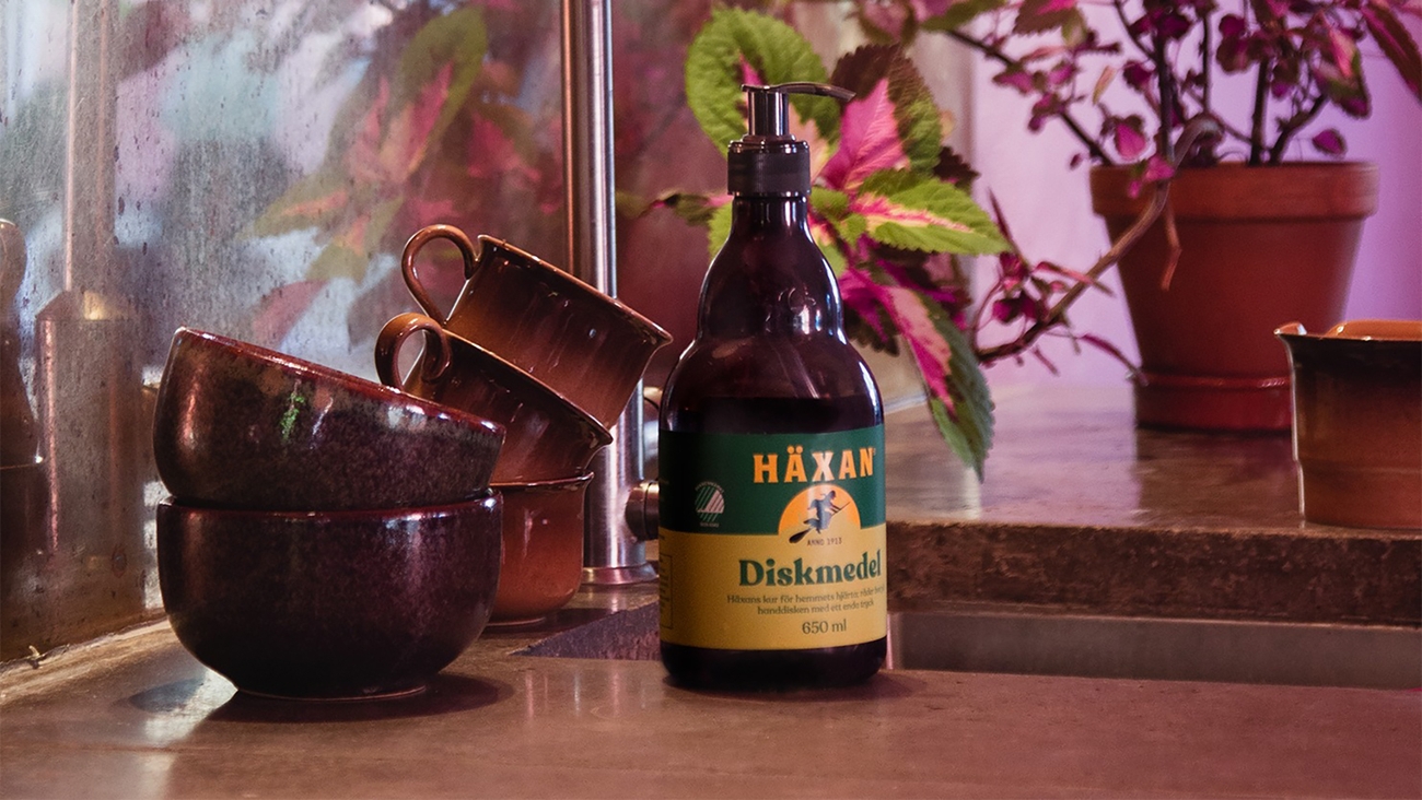 Häxan diskmedel och köksrent i med grönsaker och porslin med grönt ljus 