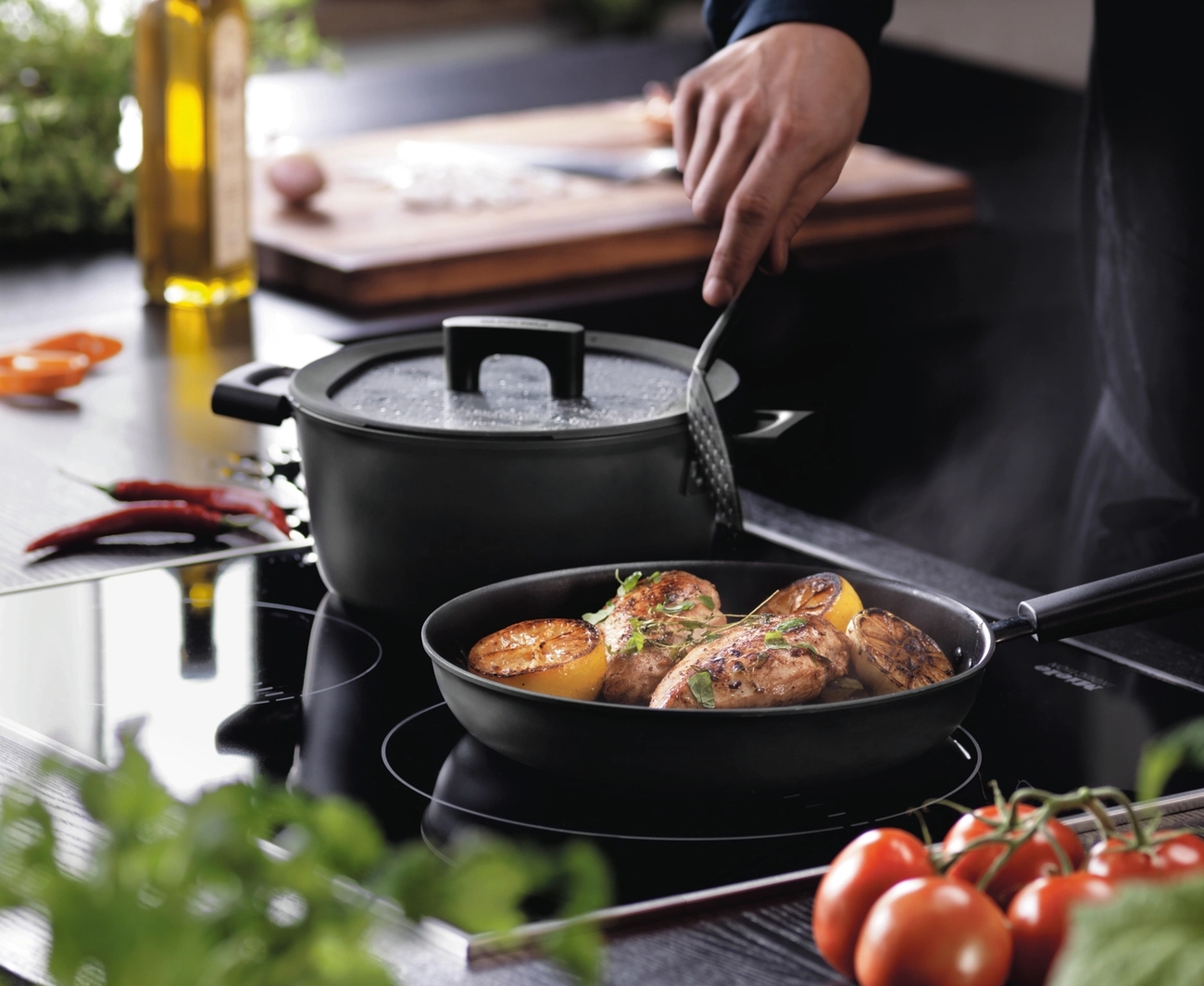 Fiskars hard face kattila ja paistinpannu induktioliedellä