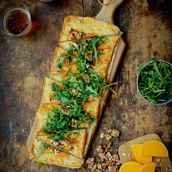 Valkoinen pizza pizza blanco saksanpähkinät västerbotten juusto ja kurpitsa