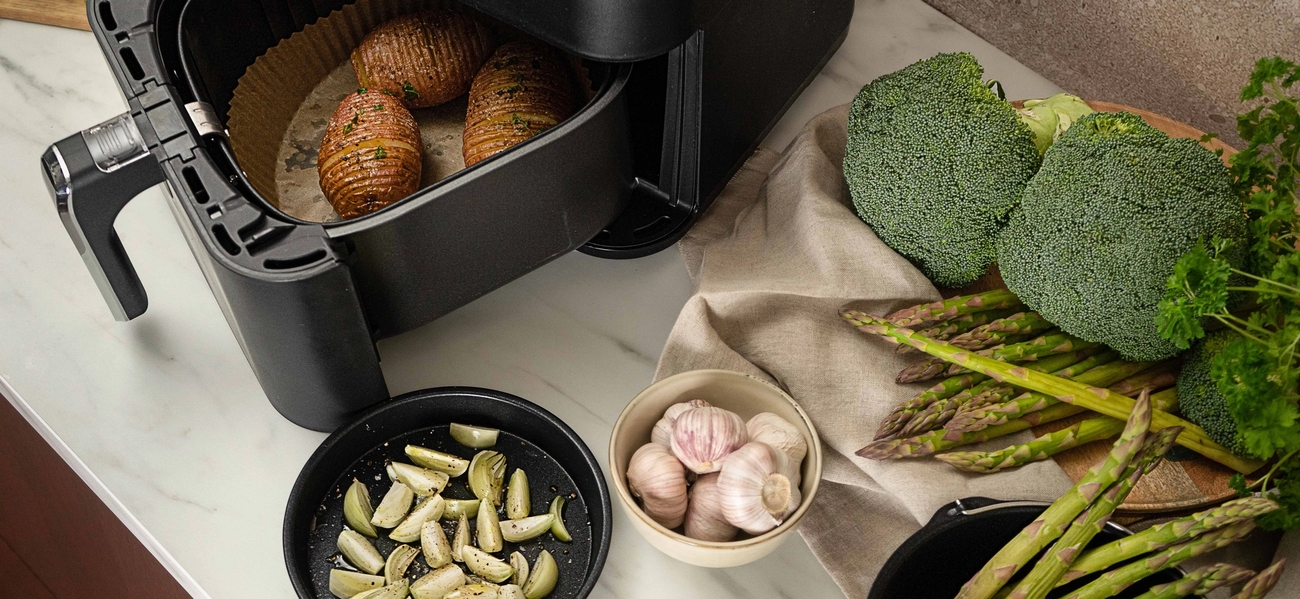 Airfryer paahdetut perunat airfryerissa vihannekset keittiön työtasolla