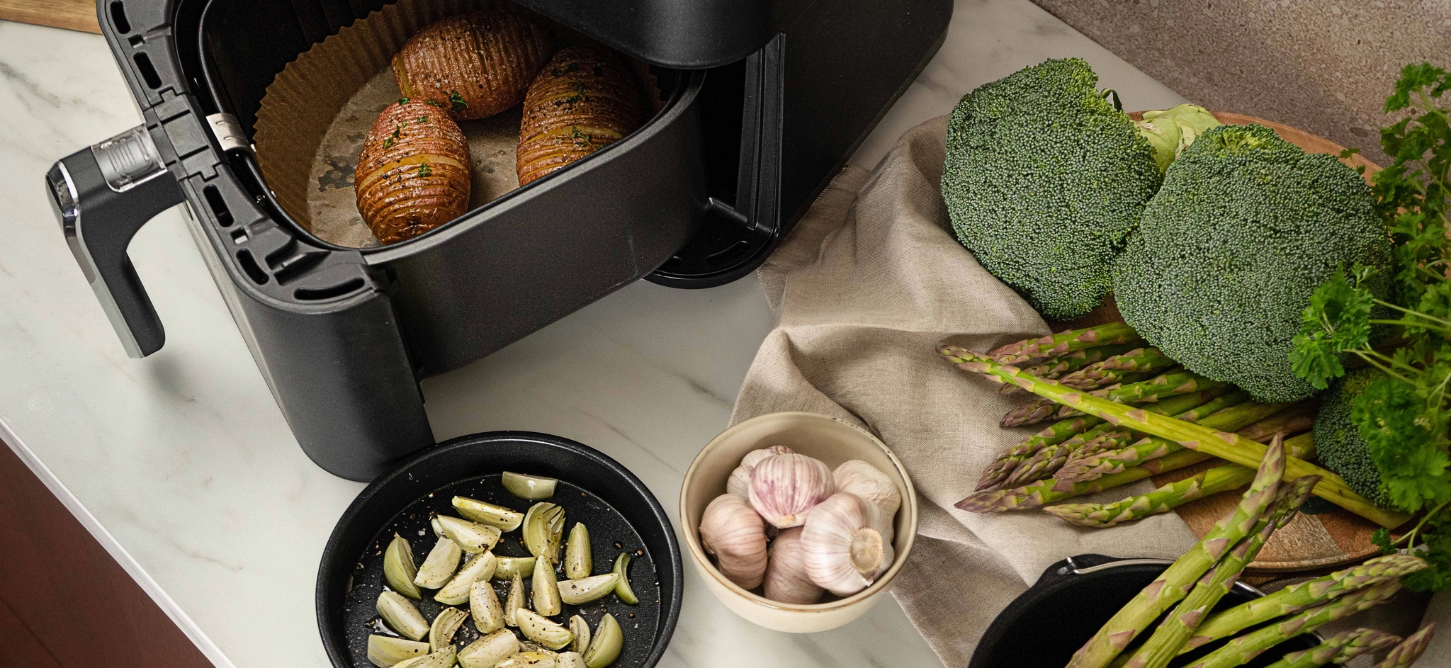Airfryer paahdetut perunat airfryerissa vihannekset keittiön työtasolla