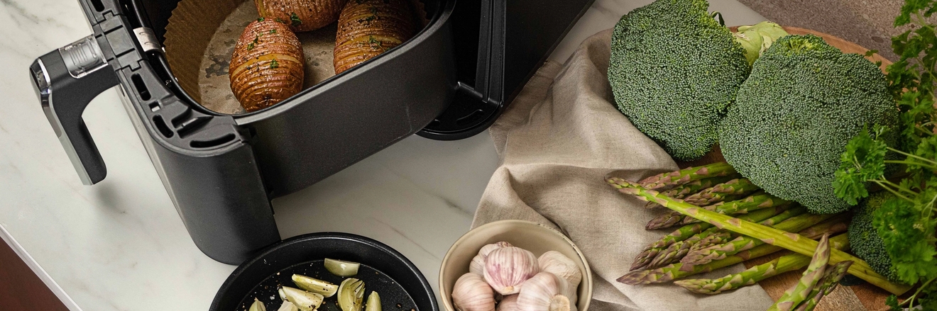 Airfryer paahdetut perunat airfryerissa vihannekset keittiön työtasolla