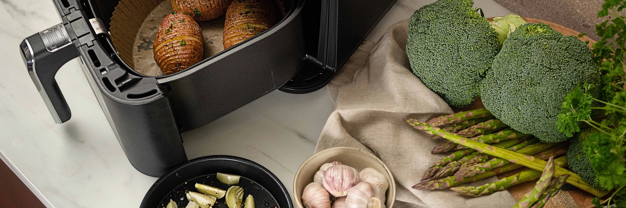Airfryer paahdetut perunat airfryerissa vihannekset keittiön työtasolla
