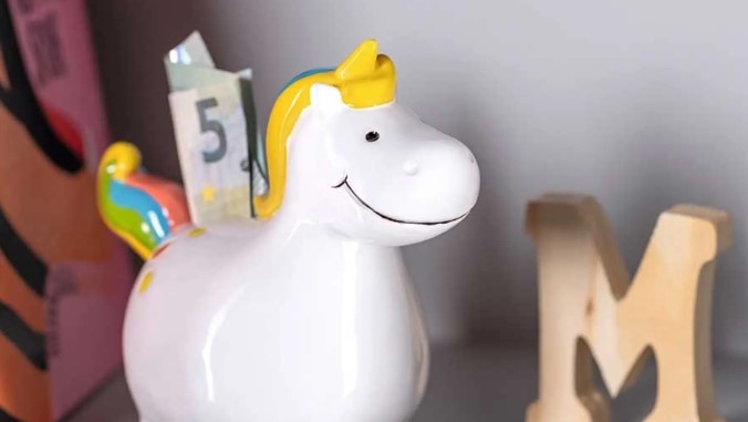 Sparebøsse i form av en enhjørning på rom med en M i tre ved siden av