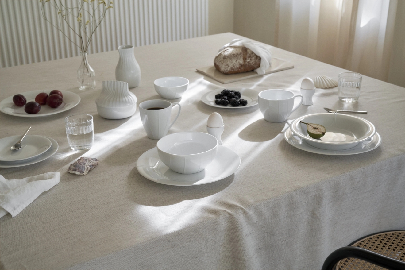 Uppdukad vit servis från Rörstrands serie Pli Blanc.