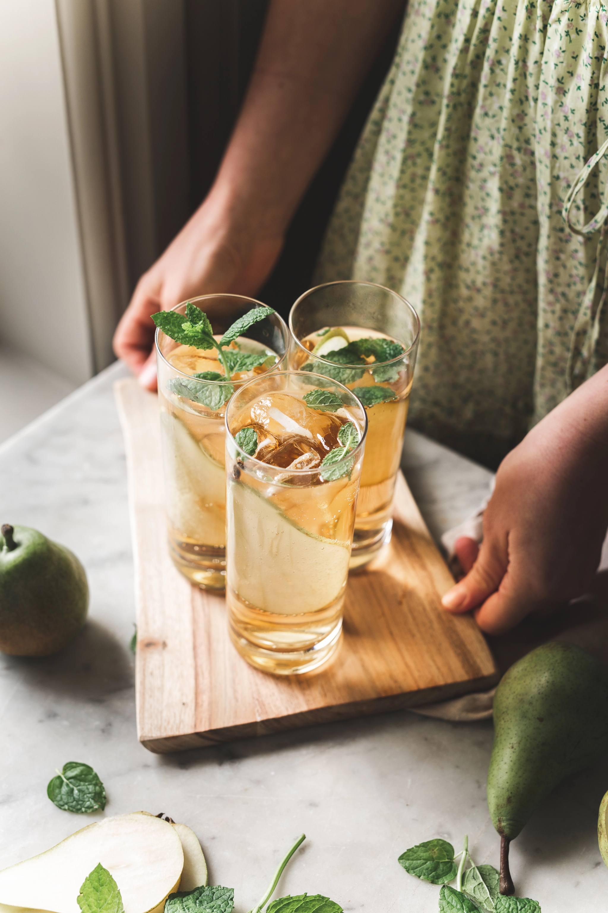 Somrig drink med päron på en bricka