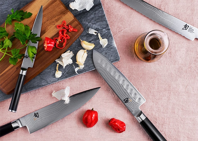 Wasabi black knivar från Kai på en rosa duk