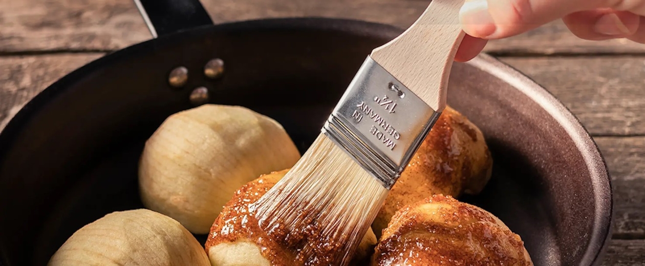 Penslar bakpensel Kockums som brer på potatis