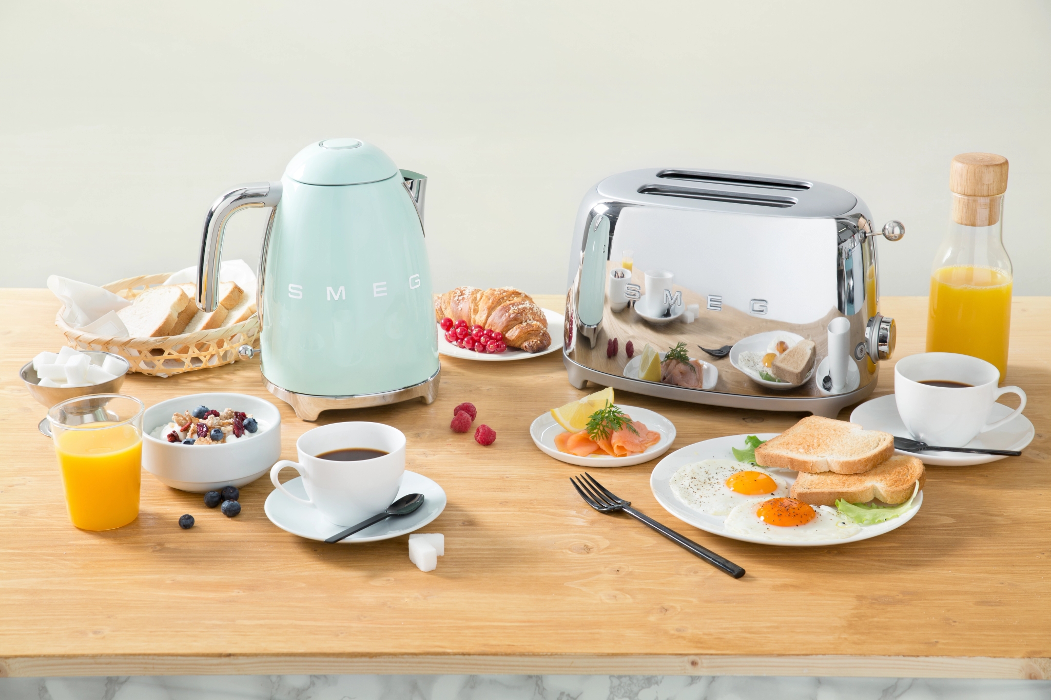 Vannkoker Smeg i mintgrønt på frokostbord med ristede brødskiver og kaffe