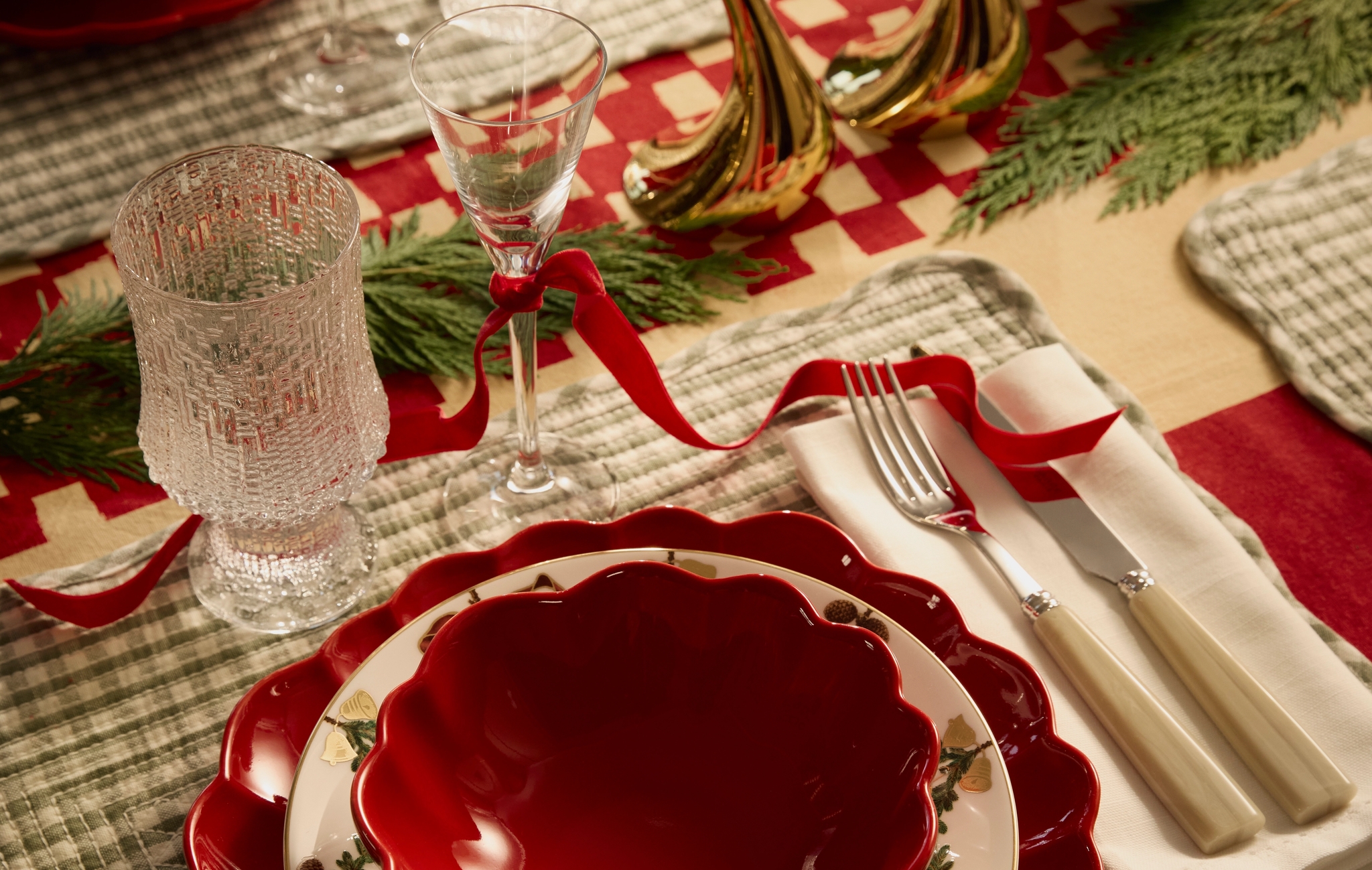 Juleservise dekket på et koselig julebord