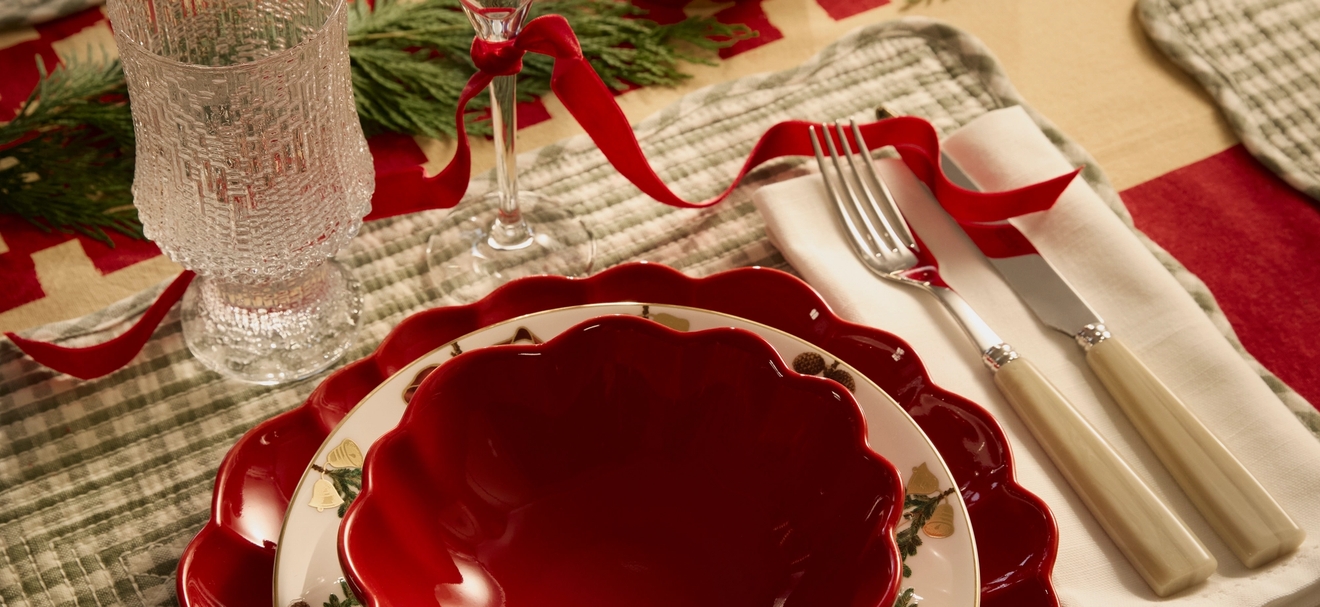joulu joulupöytä kattaus punaiset lautaset kulhot lasit