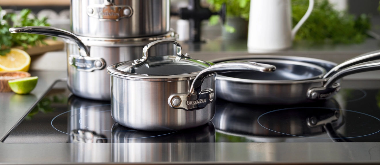 GreenPan Premiere kjeler på en komfyr