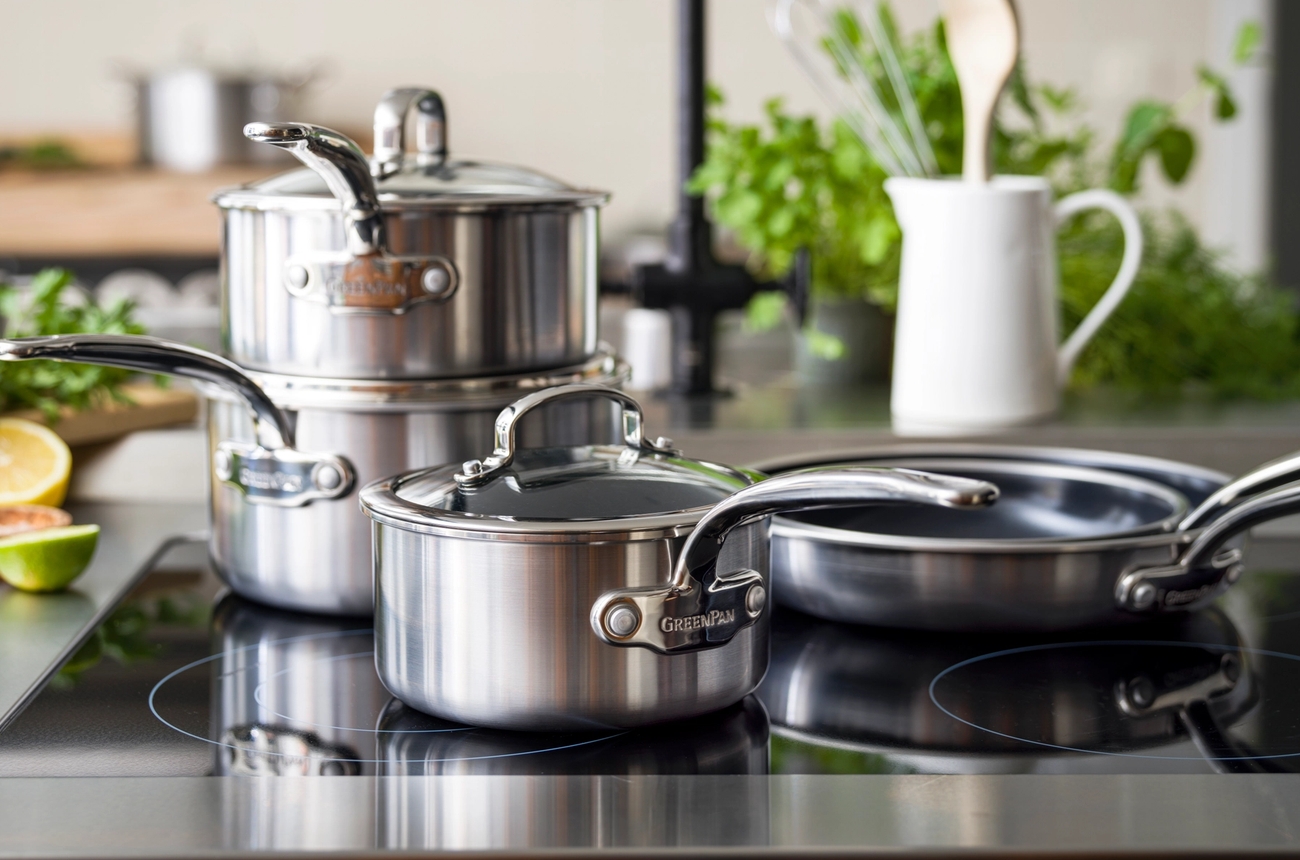 GreenPan Premiere kjeler på en komfyr