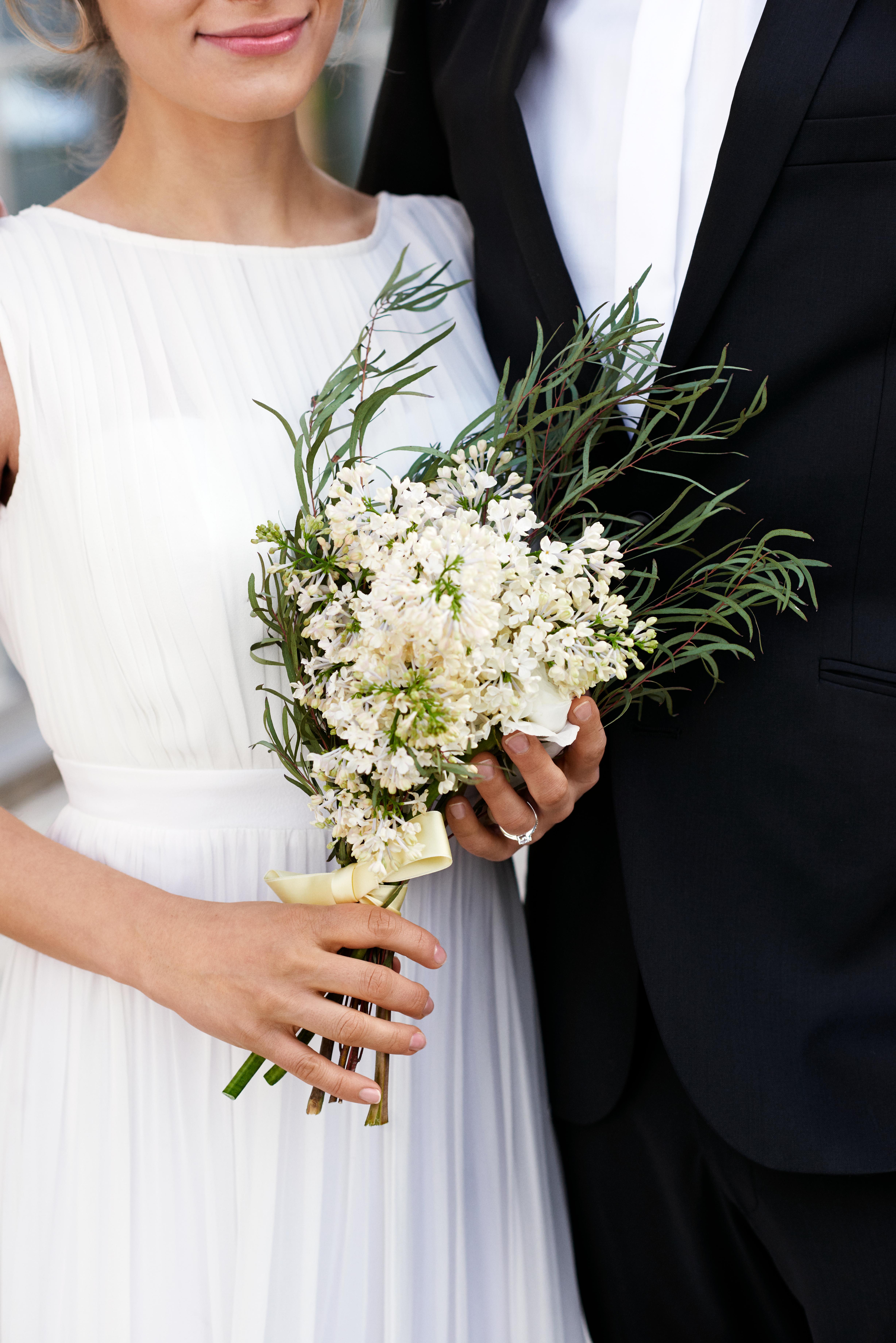 Brud som håller i en blombukett