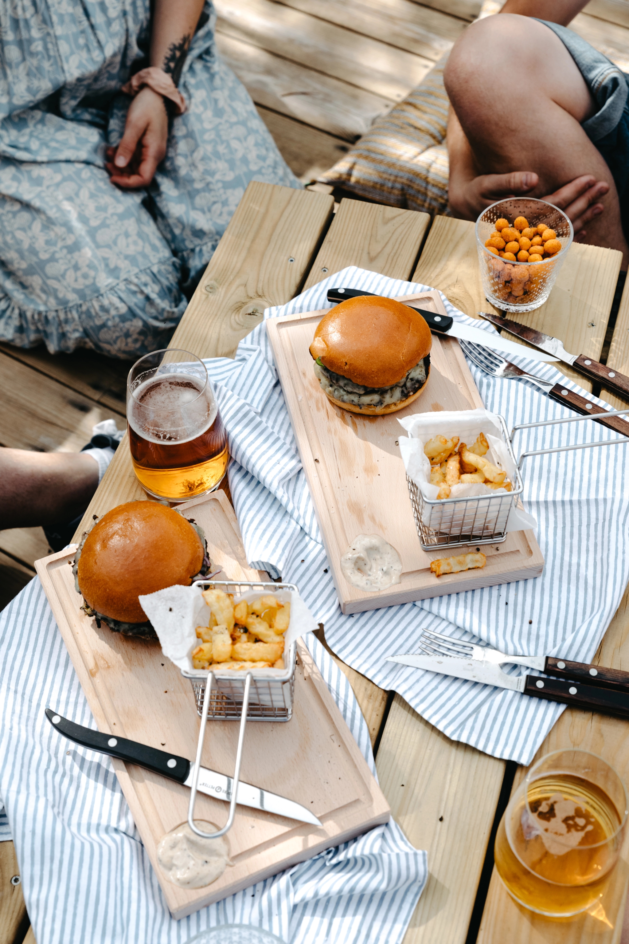grilliruoka pihviveitset pihviaterimet puiset leikkuulaudat hampurilaisen tarjoilu