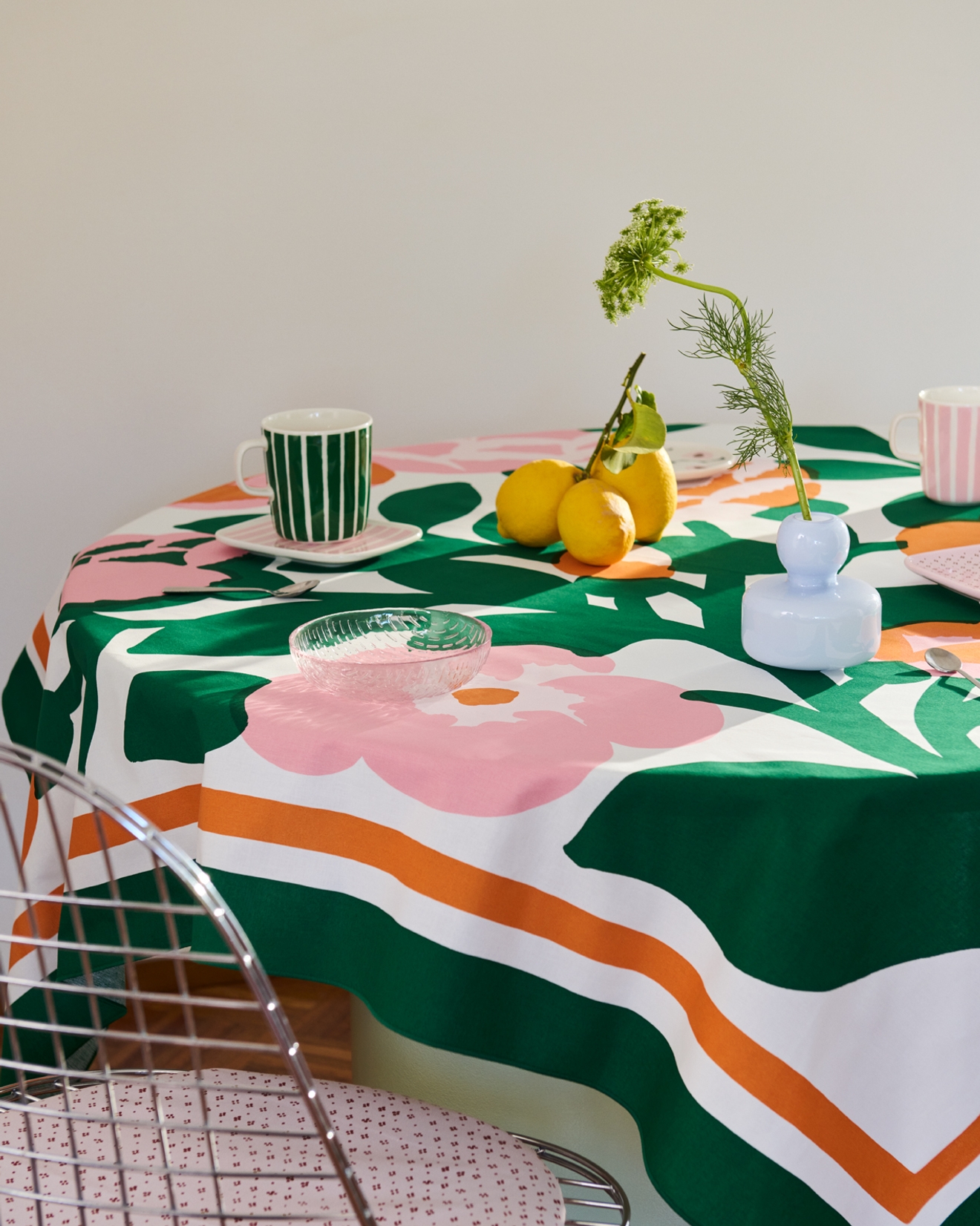 marimekko sisustus tuotteet keittiön pöydällä