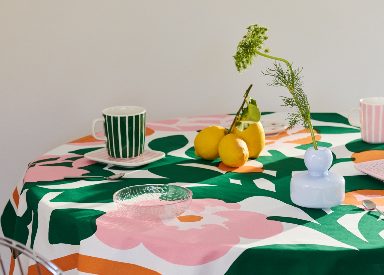 marimekko sisustus tuotteet keittiön pöydällä
