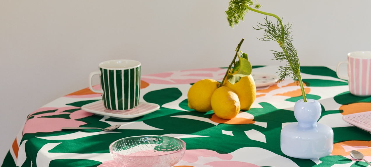 Marimekko piccolo muki ja lautanen värikkäällä pöytäliinalla