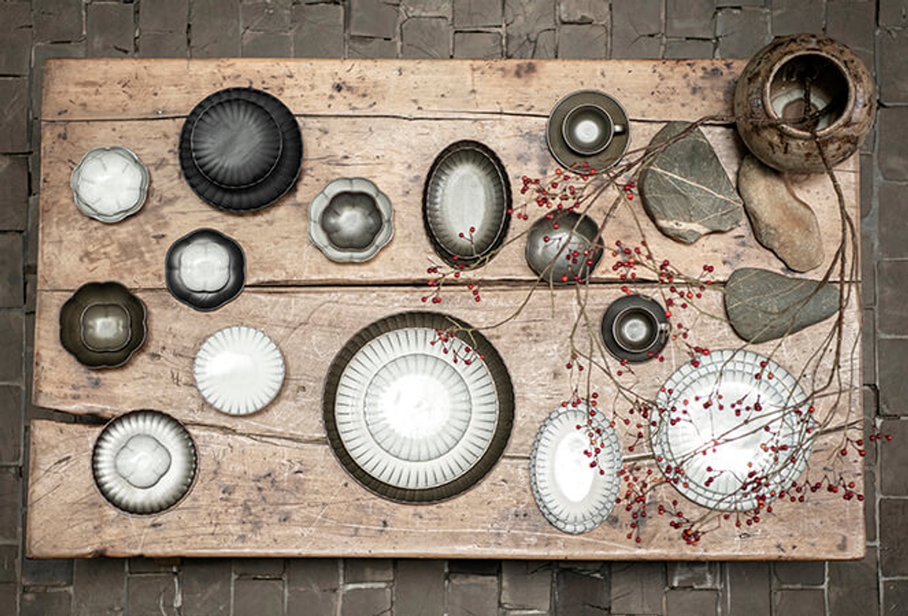 Serax - eriväriset lautaset, kulhot, maljakot, tarjoiluastiat ja mukit 