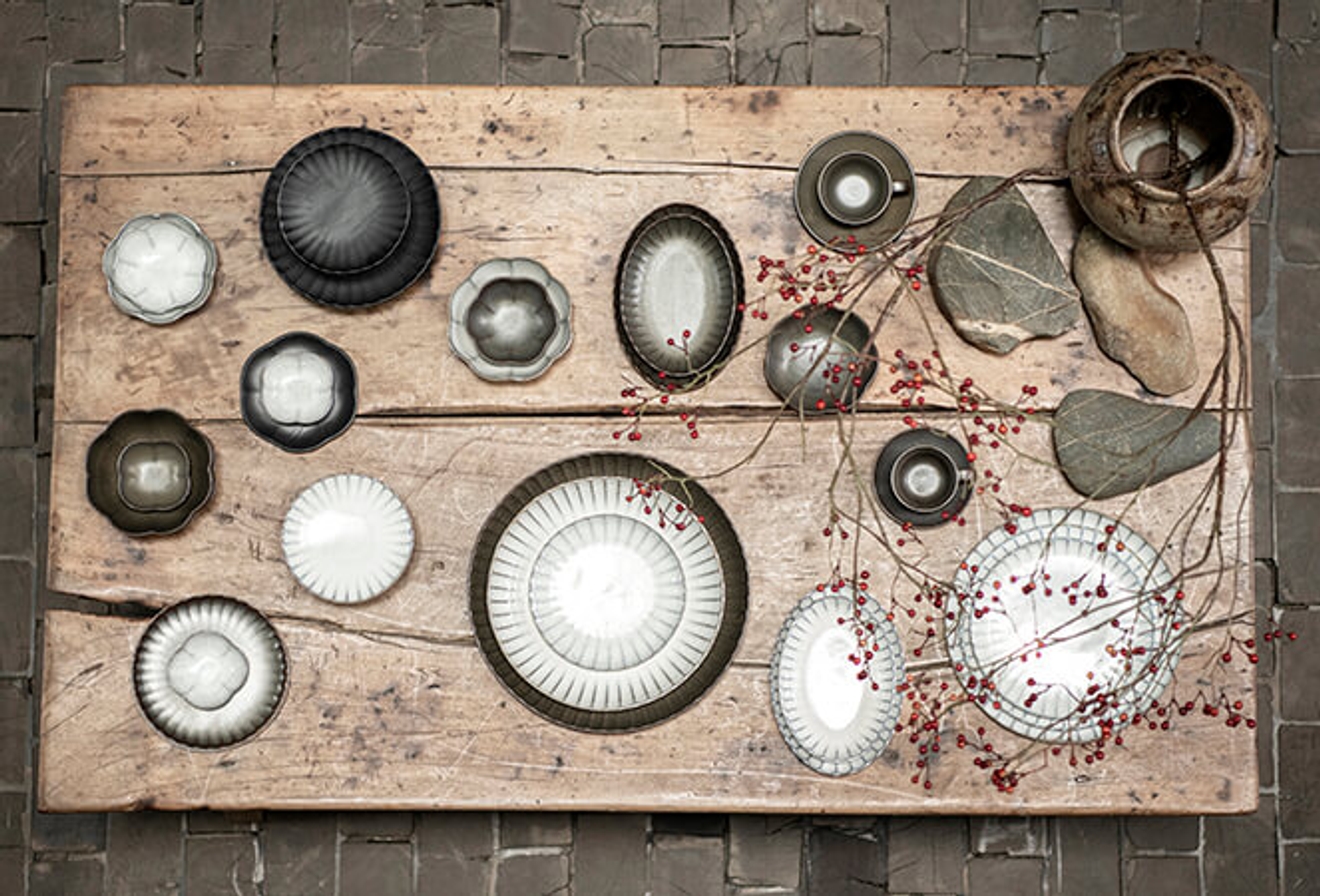 Serax - eriväriset lautaset, kulhot, maljakot, tarjoiluastiat ja mukit 