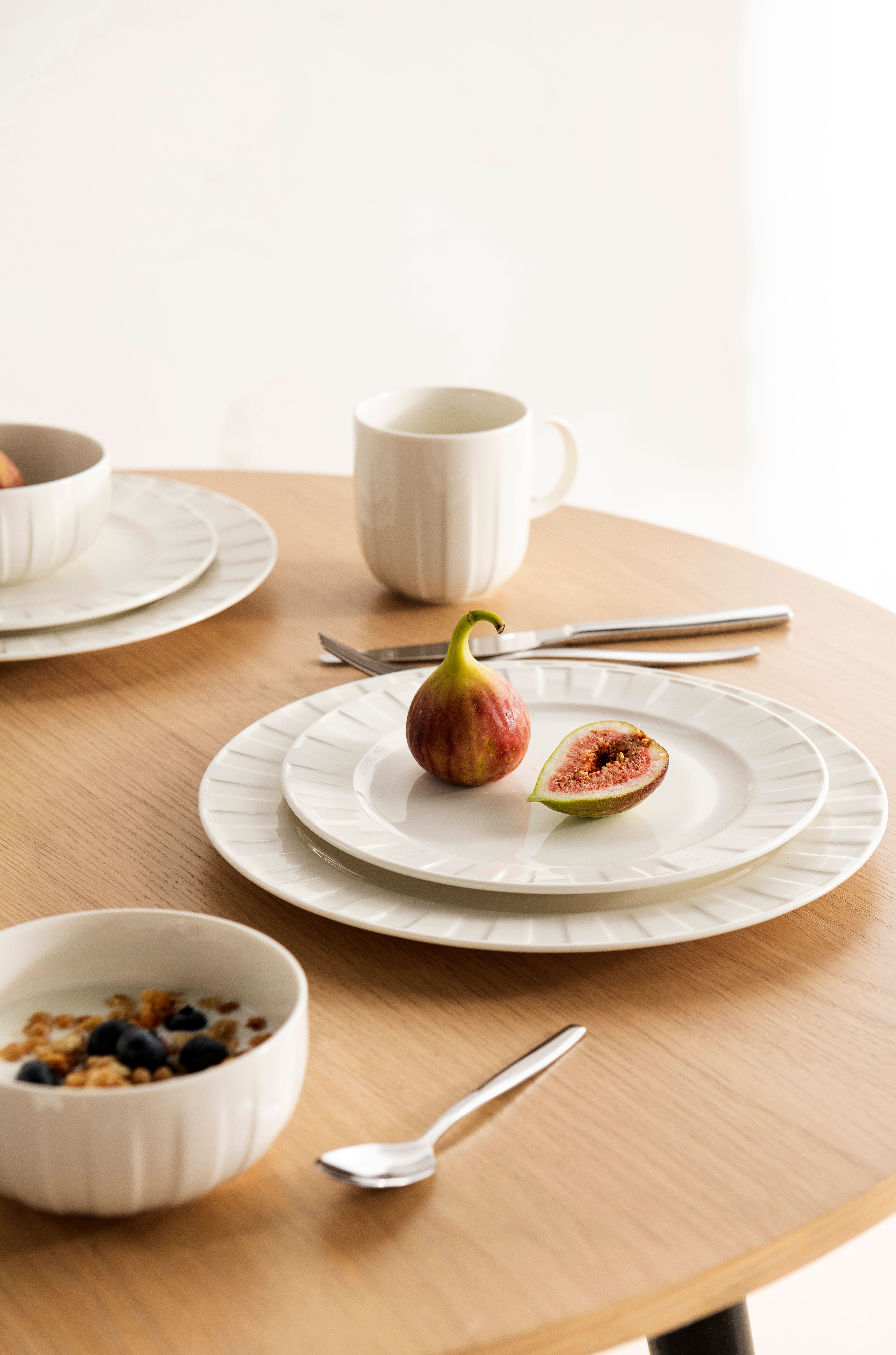 viikunallinen lautanen on puisella pöydällä