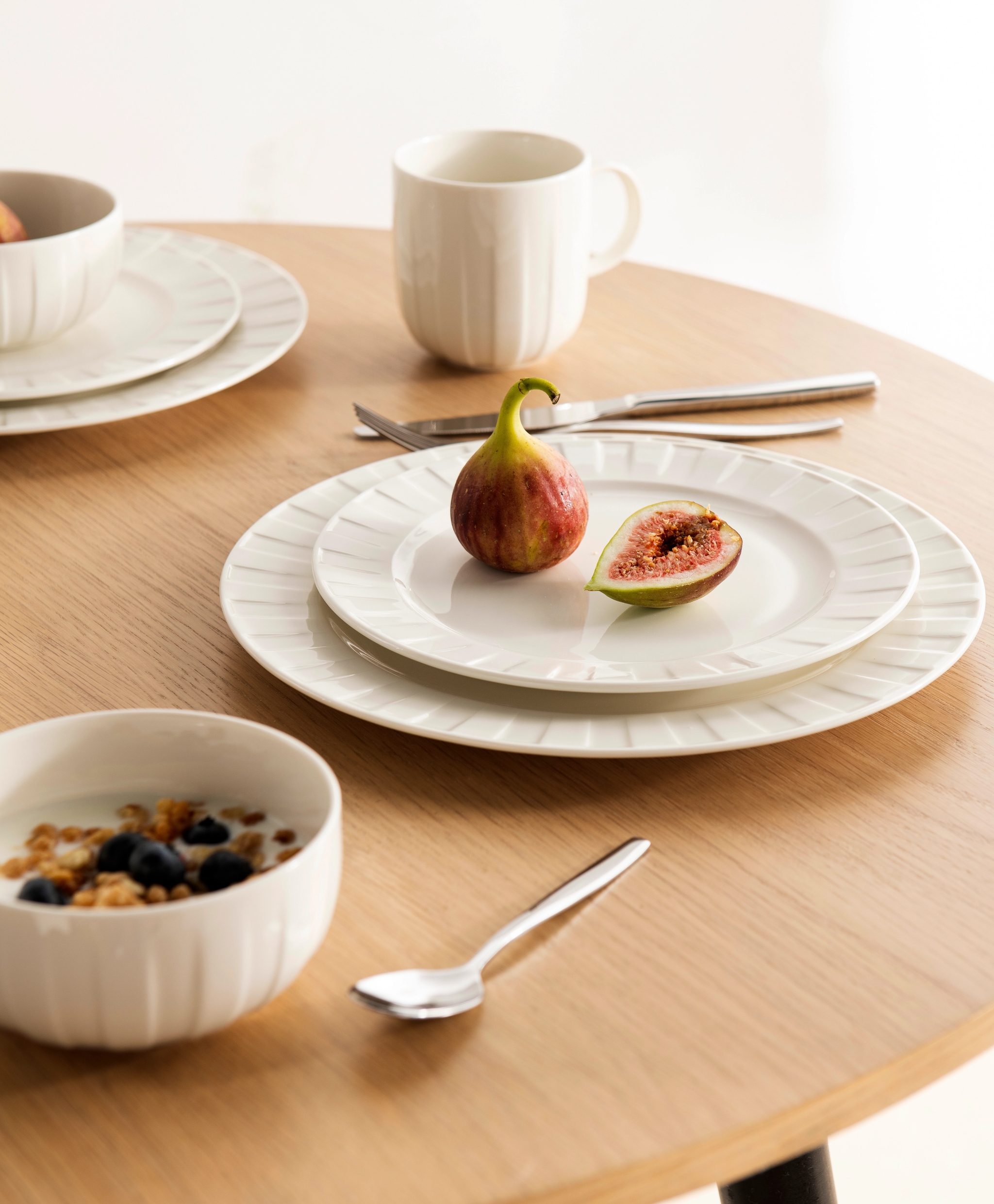 viikunallinen lautanen on puisella pöydällä