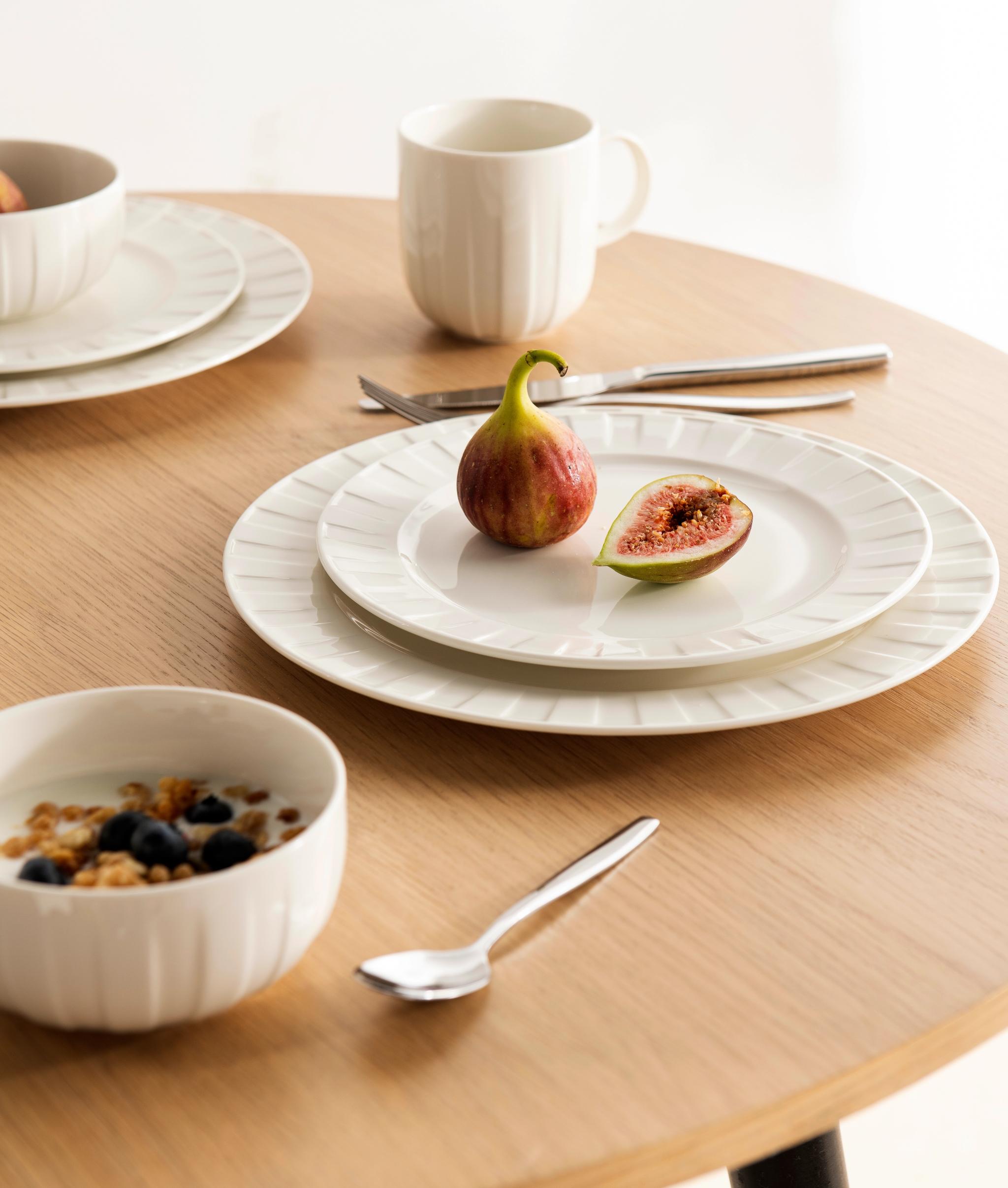 viikunallinen lautanen on puisella pöydällä