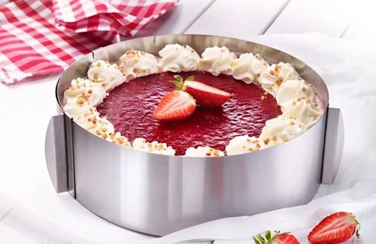 Kakring justerbar i rostfritt stål med en jordbubbstårta i 