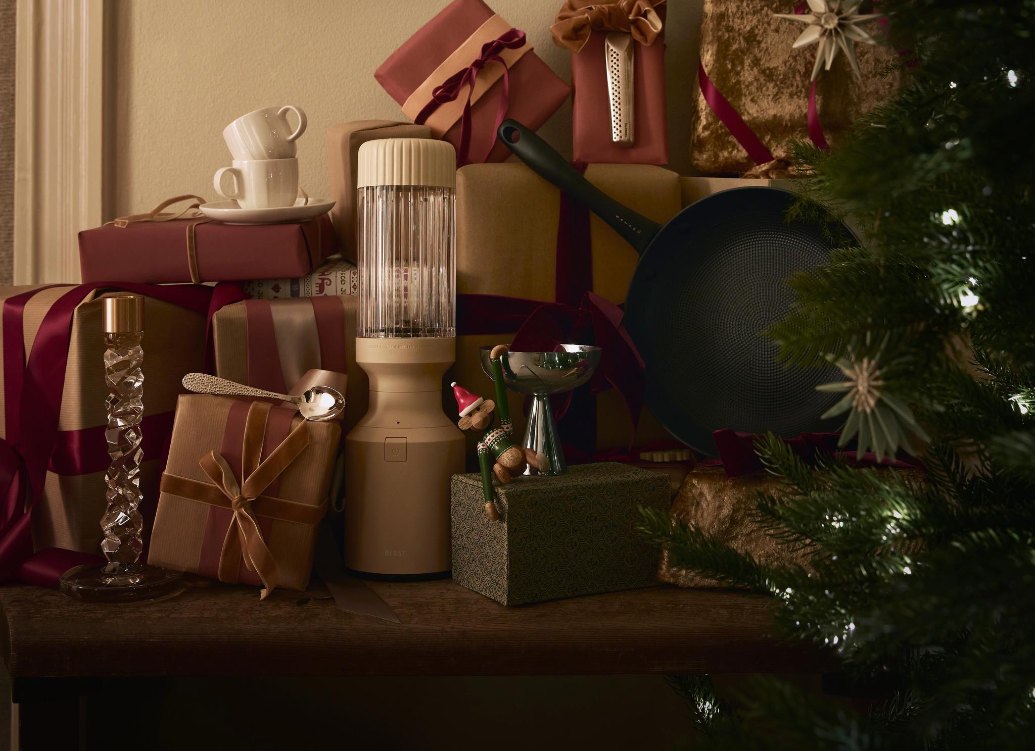 Et juletre omgitt av gaver og en halvmåne