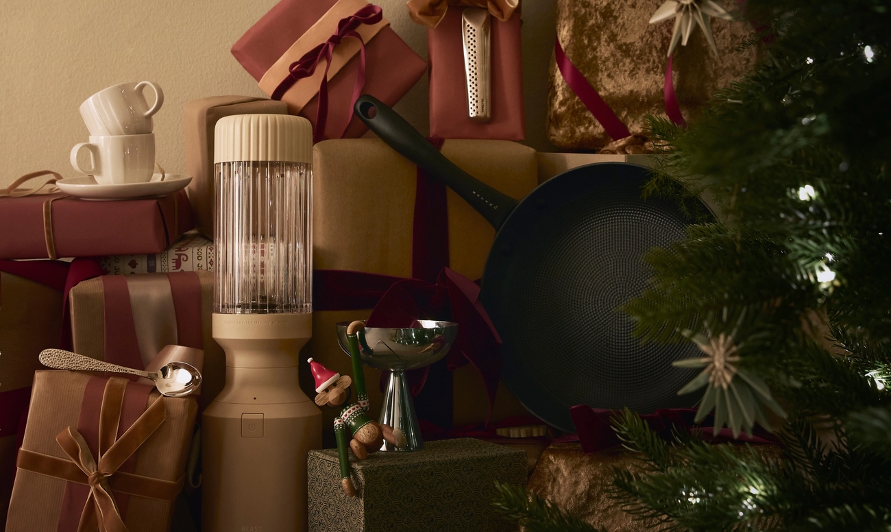 et juletre er omgitt av gaver og en halvmåne