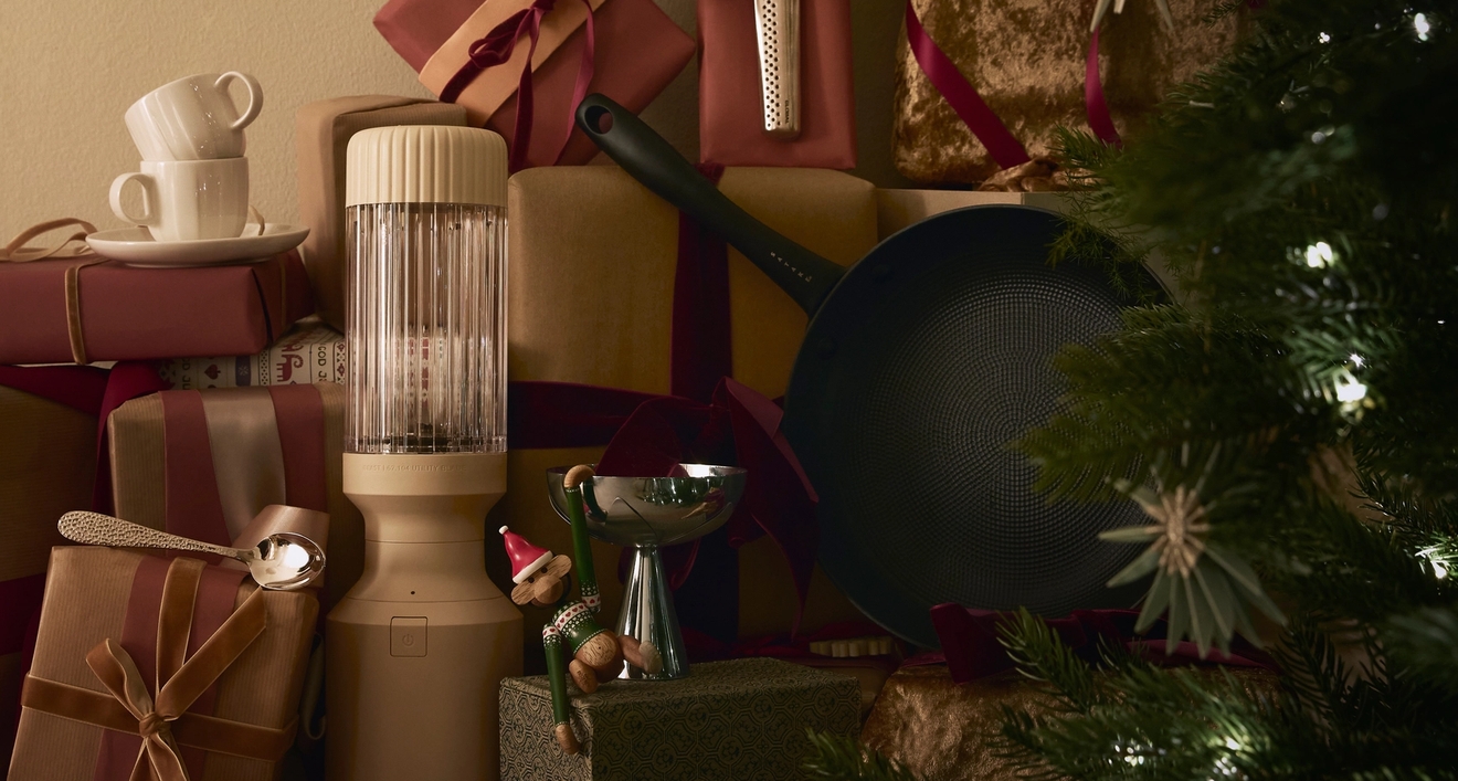 et juletre er omgitt av gaver og en halvmåne