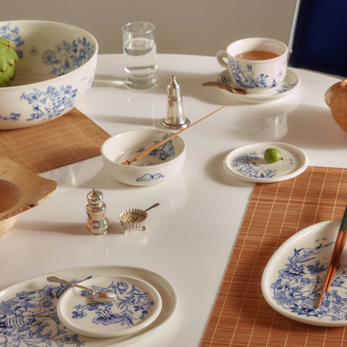 Muumi Harun sinivalkoisesta posliinista tehty kattaus