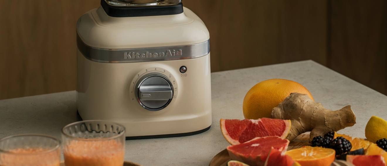 Kitchenaid blender med färsk smoothie i med massvis med frukter