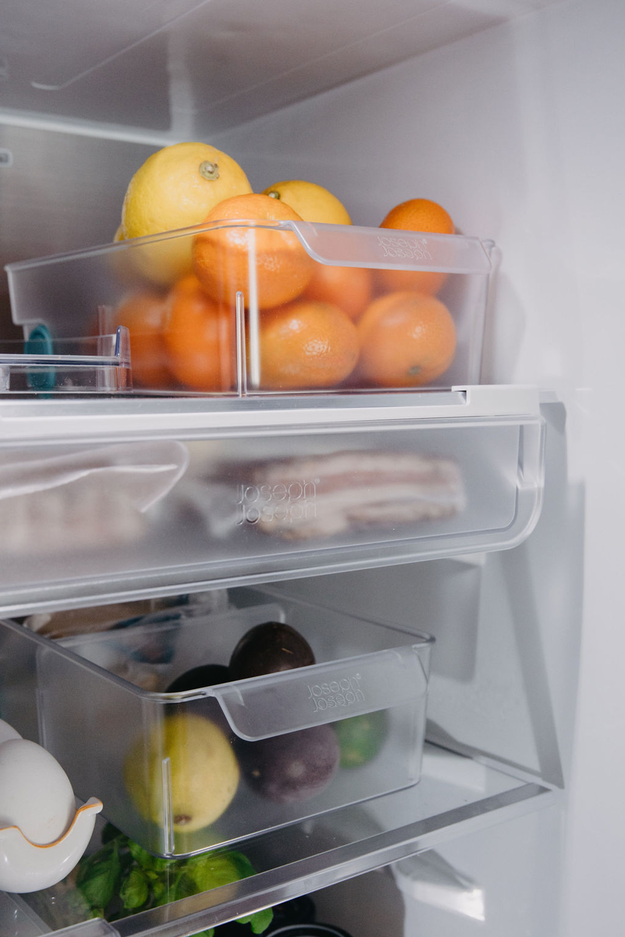 Säilytyslaatikot jääkaapissa täynä vihanneksia ja hedelmiä