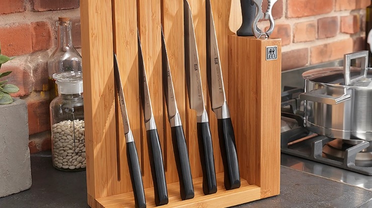 Knivoppbevaring i tre med kniver med svart håndtak